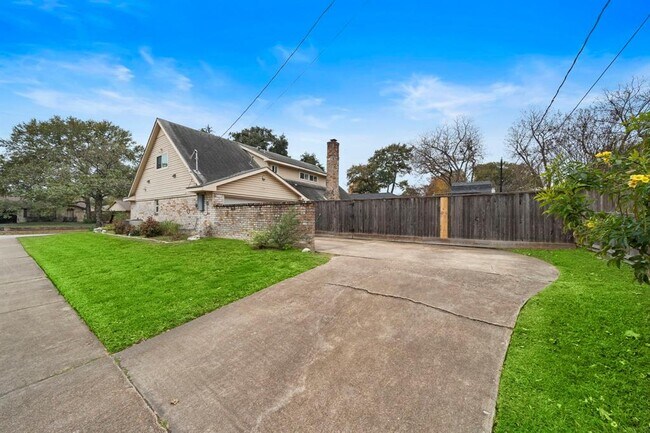 Building Photo - 6202 Golden Forest Dr