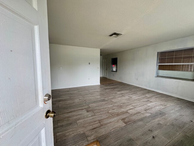 Building Photo - Charming 2 Bedroom, 1 Bathroom Home – Minu...