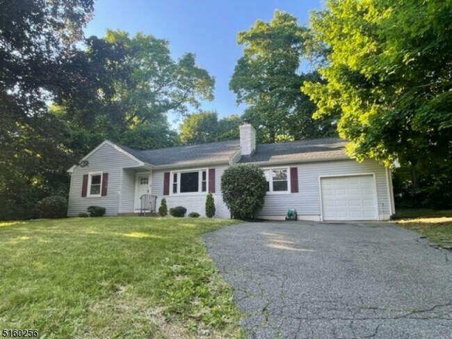 Building Photo - 9 E Elizabeth Dr
