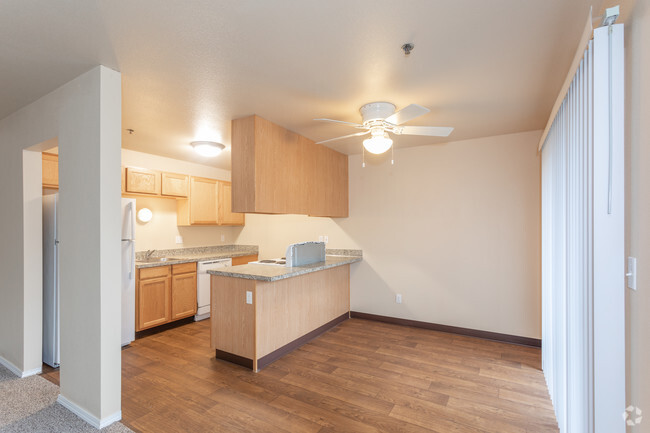 2BR, 1BA - 1,100 SF (Renovated) - Country Oaks