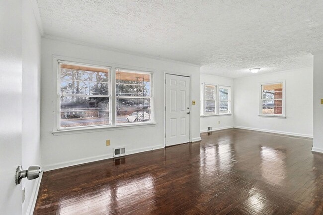 Foto del edificio - $1,595/month | 3 Bed | 2 Bath | Single-Level Ranch