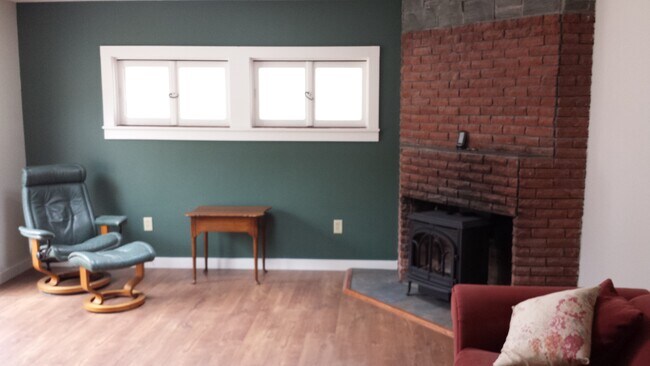 Building Photo - 84 Seminary Street Ext
