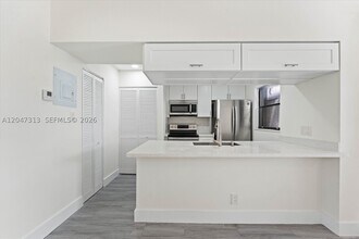 Building Photo - 2025 SW 82nd Ave