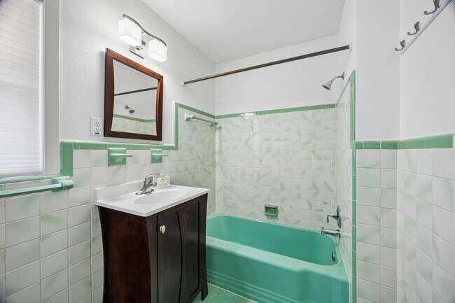 Building Photo - 2202 Lazybrook Dr