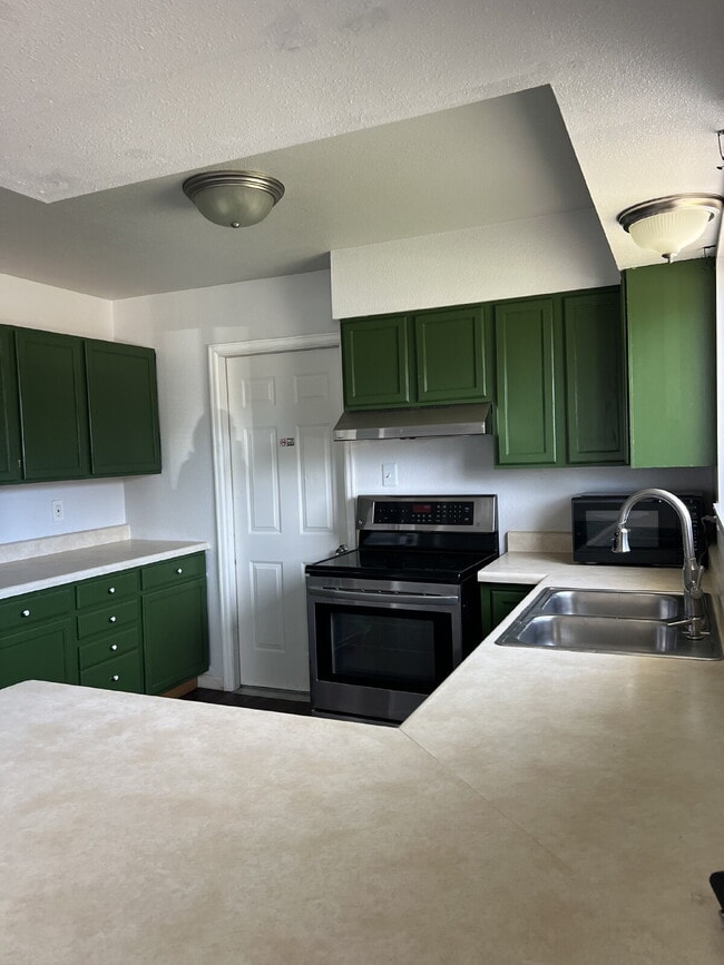 Building Photo - 4 bedroom single family home!