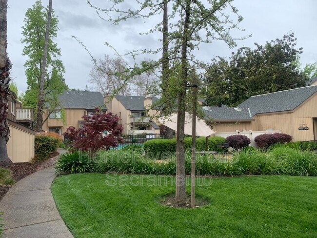 Foto del edificio - 523 Woodside Oaks