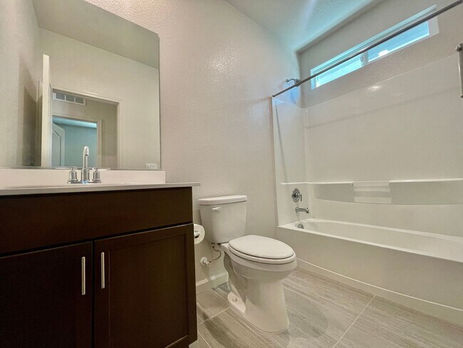Building Photo - Discounted Rent !! Beautiful 4bed / 3Bath
