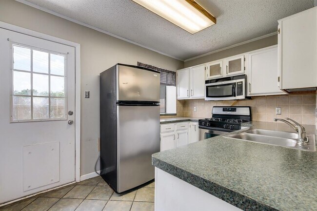 Foto del edificio - 1411 Gracy Farms Ln