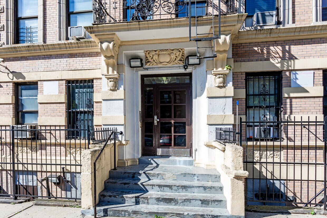 Entrada - 516-518 W 175th St
