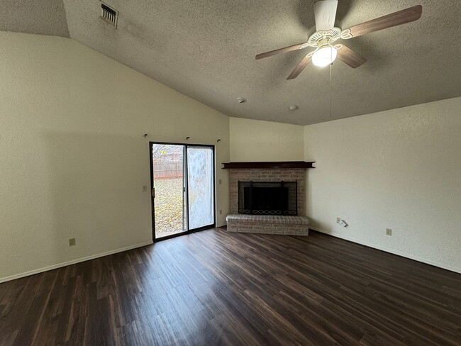 Building Photo - 3 bed 2 bath , fireplace, new paint. Ready...