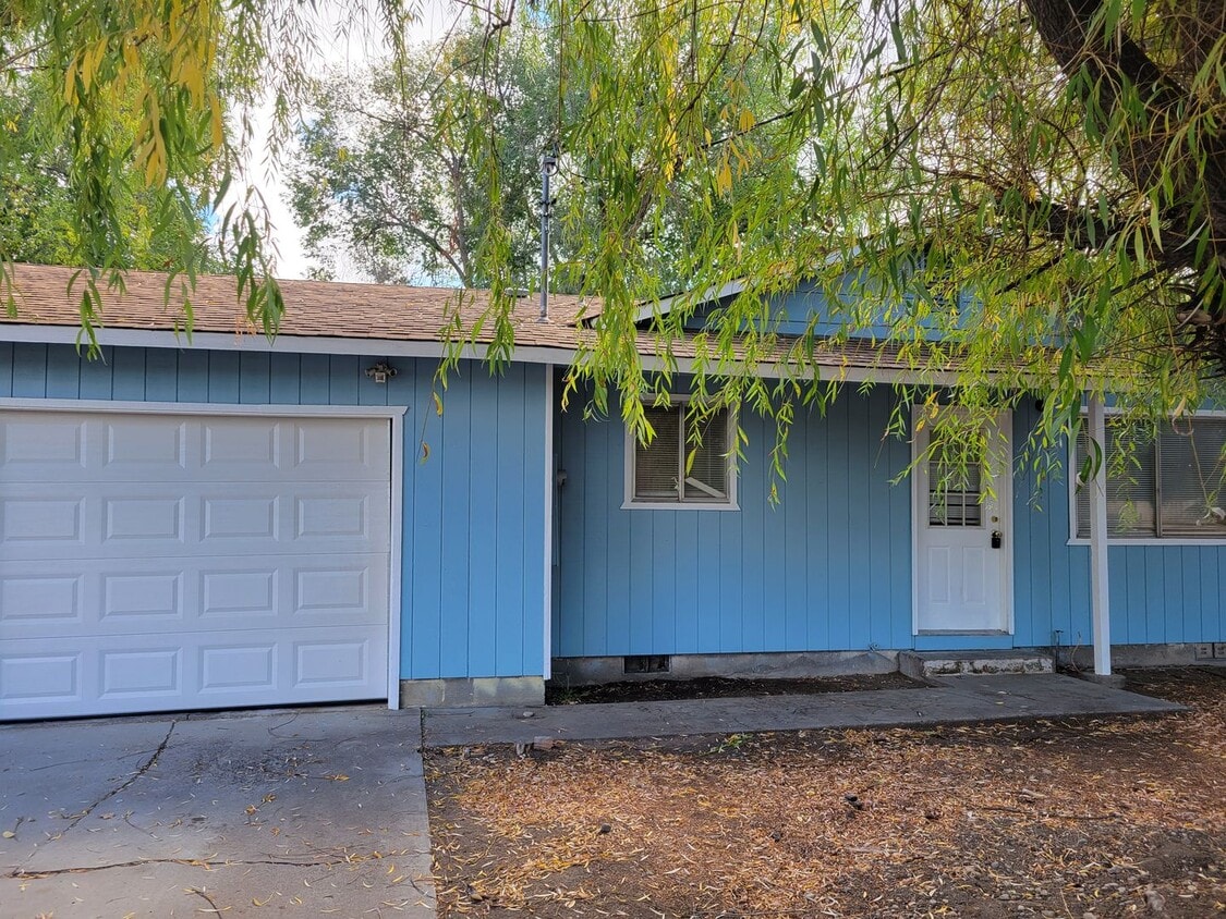 Primary Photo - 3 bed/2 bath