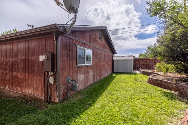 Building Photo - Charming 3 Bed, 2 Bath Home in Farmington,...