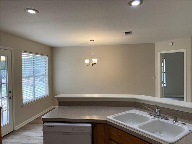 Building Photo - 1320 Springlake Dr
