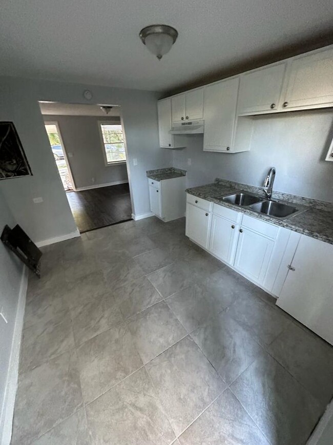 Building Photo - Fully Renovated 2/1 Single Family Availabl...