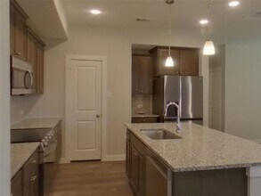 Building Photo - 2537 Finch Holw Dr