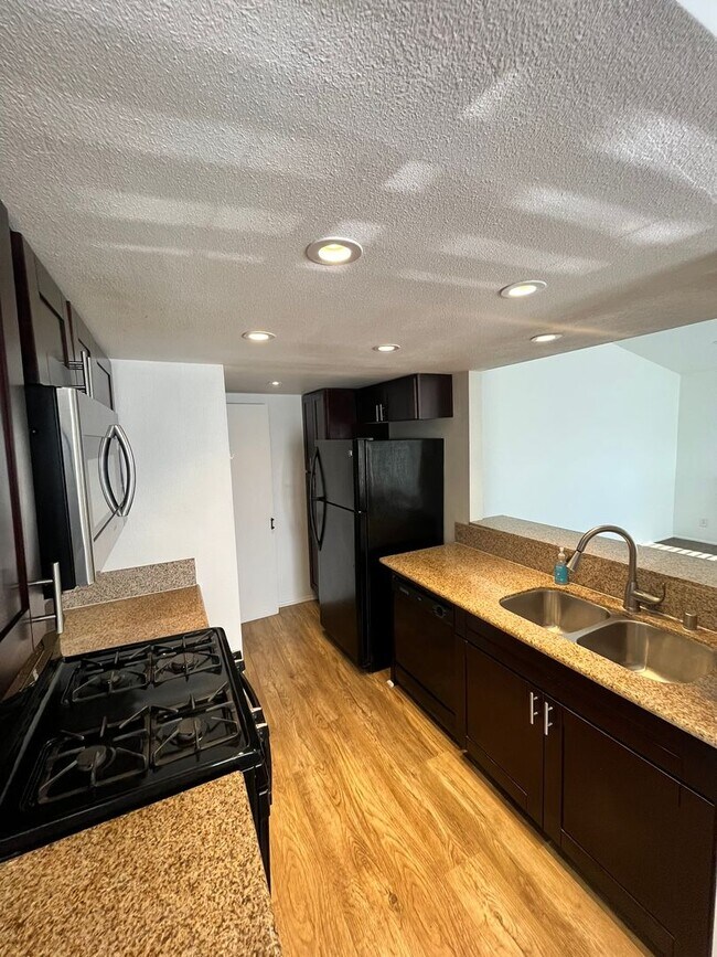 Building Photo - Beautifully Remodeled 2-Bed Condo with Private Patio in Casablanca