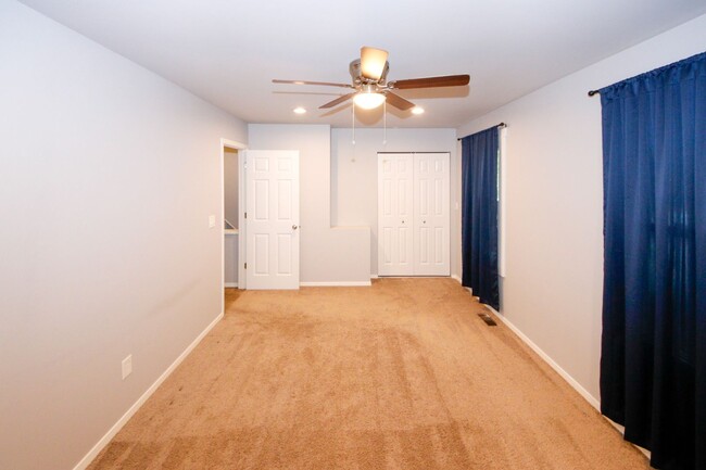 Building Photo - Central Located Aspen Woods Entry