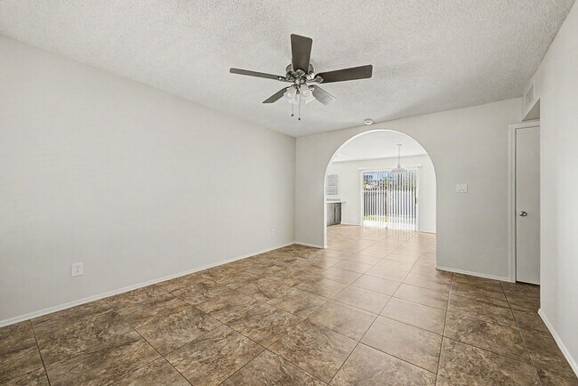 Foto del edificio - Beautiful 3 Bedroom Home with Large Grass Yard