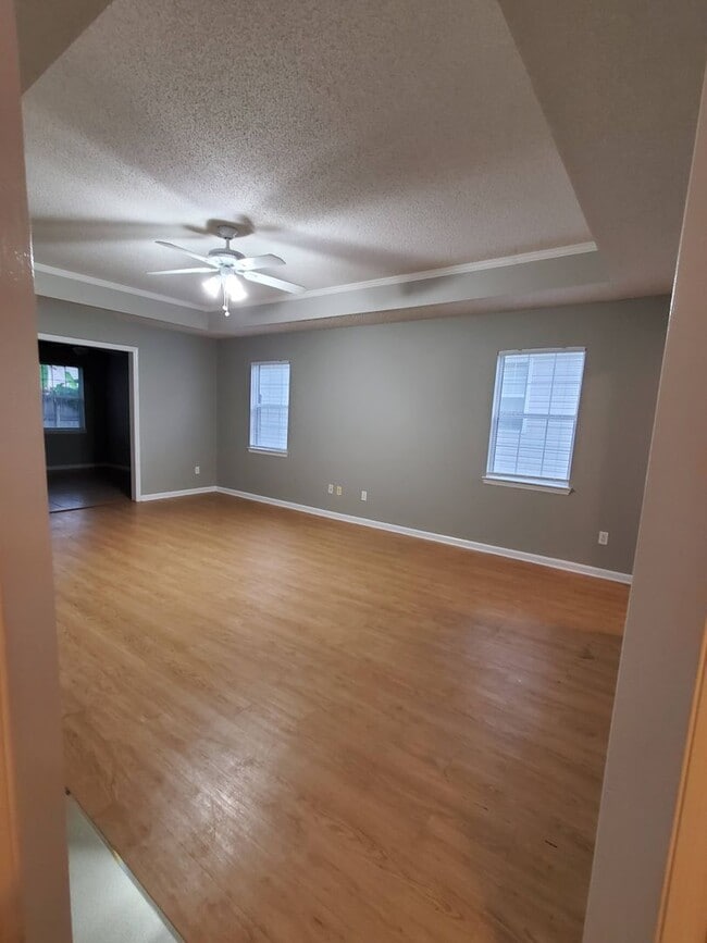 Building Photo - COMING SOON! Nice 3 bedroom in the Heart o...