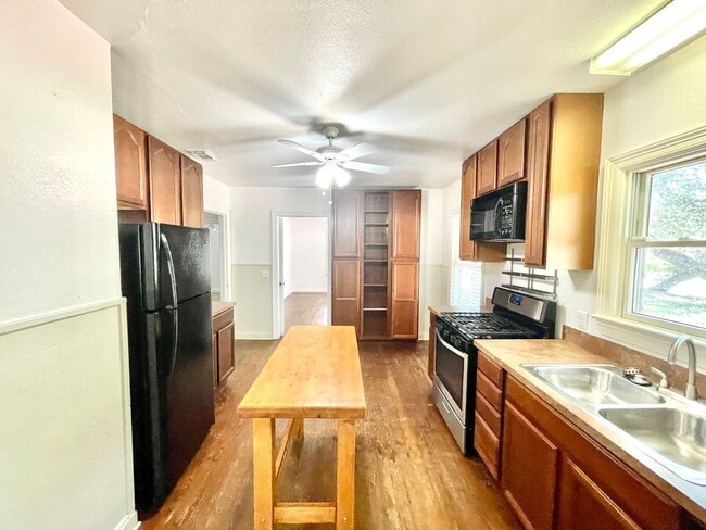 Building Photo - South Central Cottage in Austin