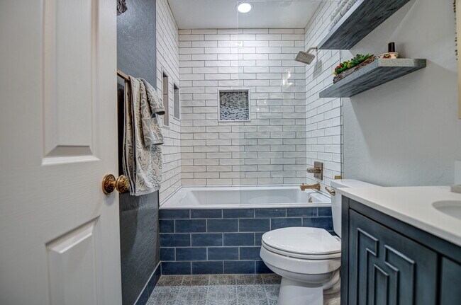 Photo - 426 N Alder St Apartment