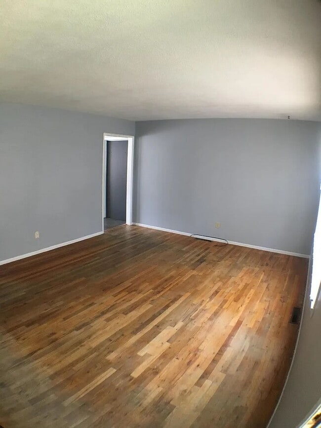 Building Photo - 2 bedroom 1 bath with fenced backyard