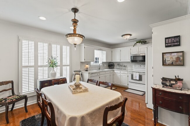 Foto del edificio - 2808 Stonehedge Dr