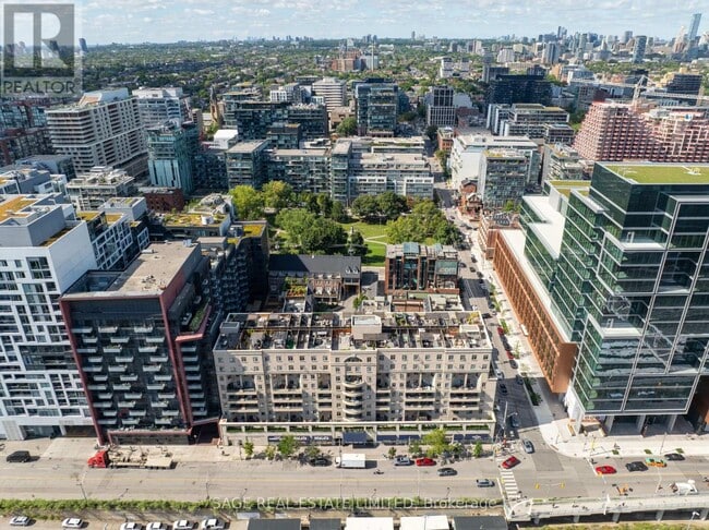 Building Photo - 550 Front St W