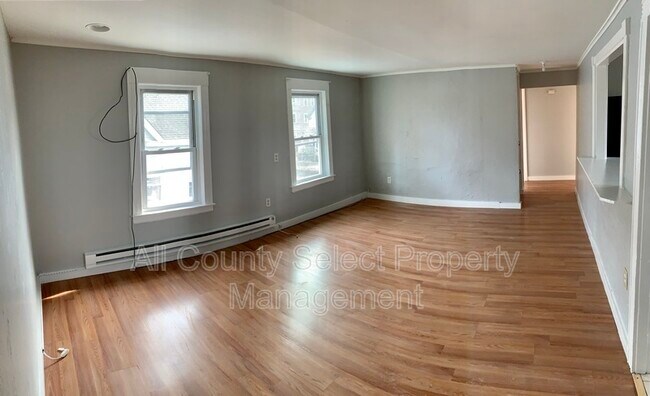 Building Photo - 143 S Elm St