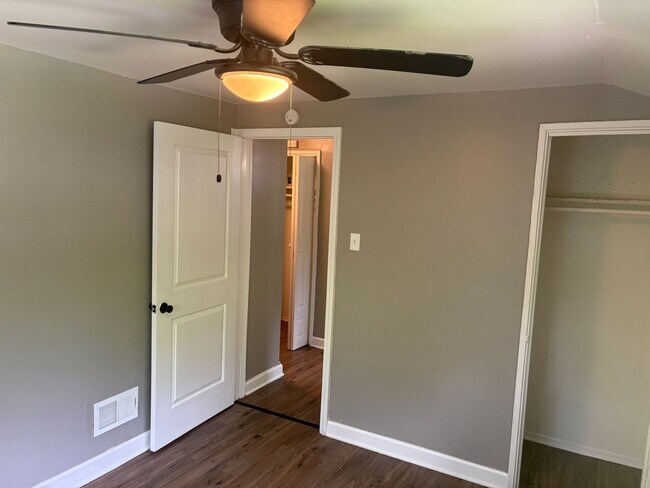 Foto del edificio - Townhome with attached garage