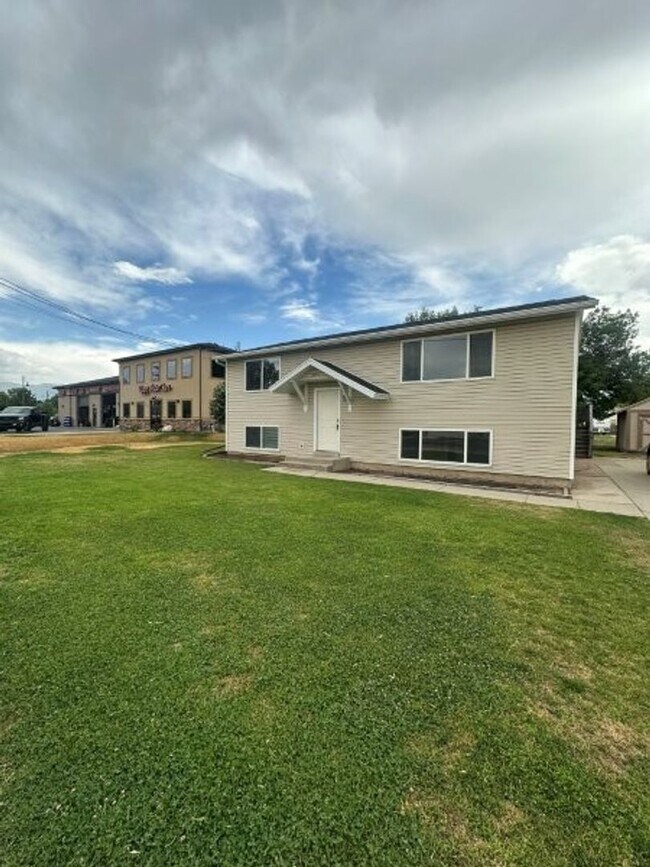 Foto del edificio - Spacious & Affordable! 5 Bed 2 Bath Home f...
