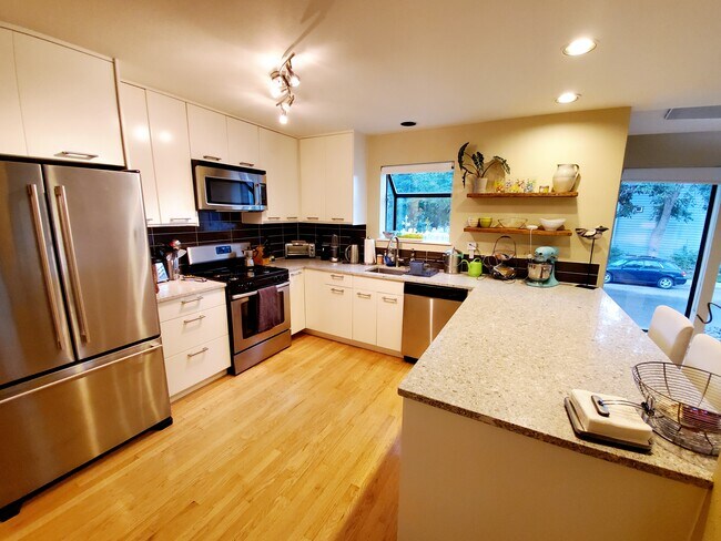 Building Photo - 103 Genesee Ct