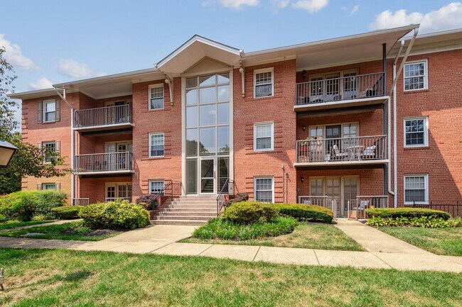 Building Entrance - 3332 Spring Ln