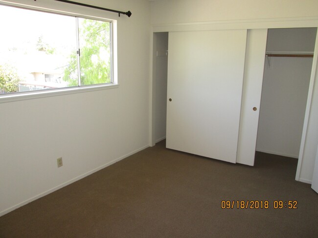 Building Photo - 2 Bedroom/1.5 Bath Condo