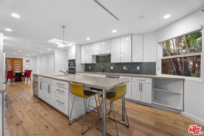 Foto del edificio - 4136 Greenbush Ave