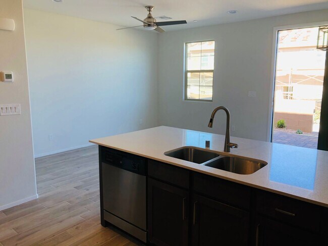 Foto del edificio - WONDERFUL HENDERSON HOME LOCATED IN A GATE...