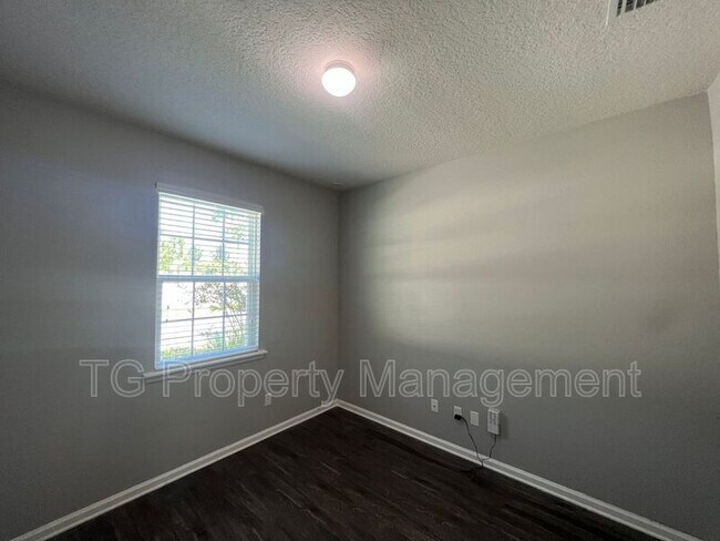 Building Photo - 15013 Russell Bridge Dr