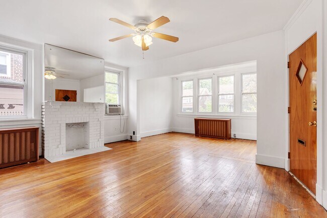 Building Photo - 5526 Beverly Pl