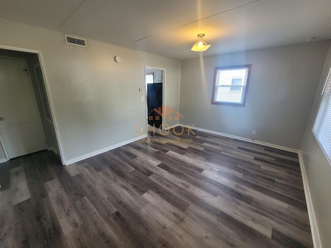 Building Photo - COZY AND AFFORDABLE 2 BR HOME