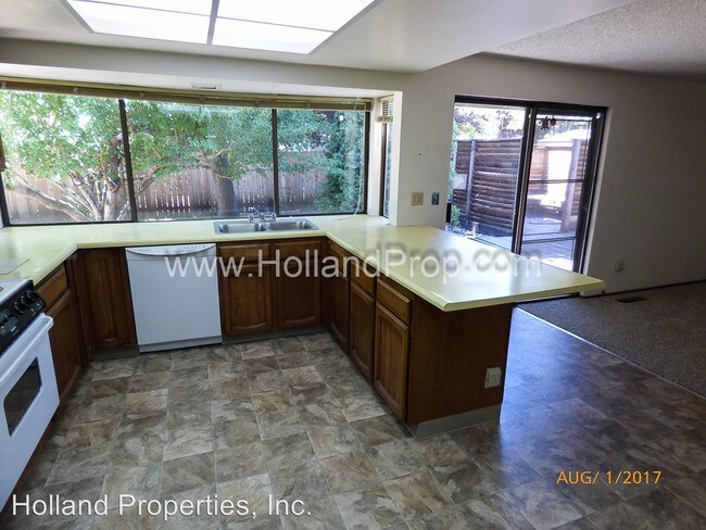 Building Photo - 17095 NW Somerset Dr