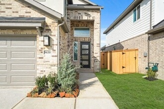 Building Photo - 9630 Poinsettia Hvn Ln