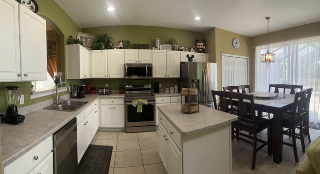 Building Photo - Lakeview Oasis at Emerald Island
