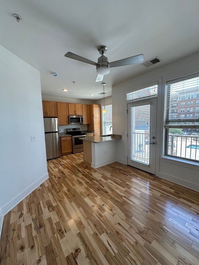 Interior Photo - Artisan Hill