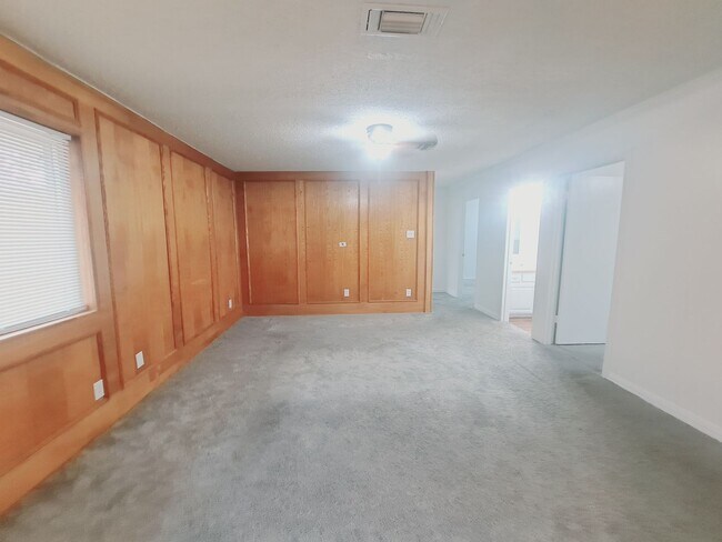 Building Photo - Affordable 3/2/1 Available Now!