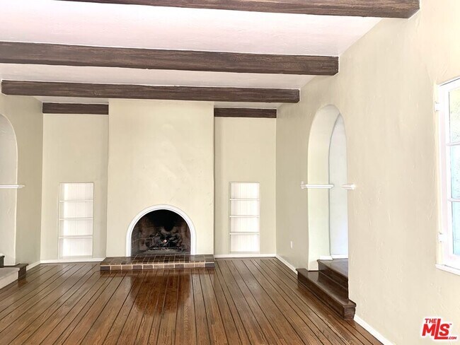 Building Photo - 327 N Orange Dr