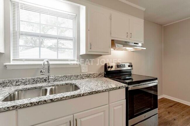 Building Photo - HOLIDAY SPECIAL! HALF OFF IF LEASE SIGNED ...