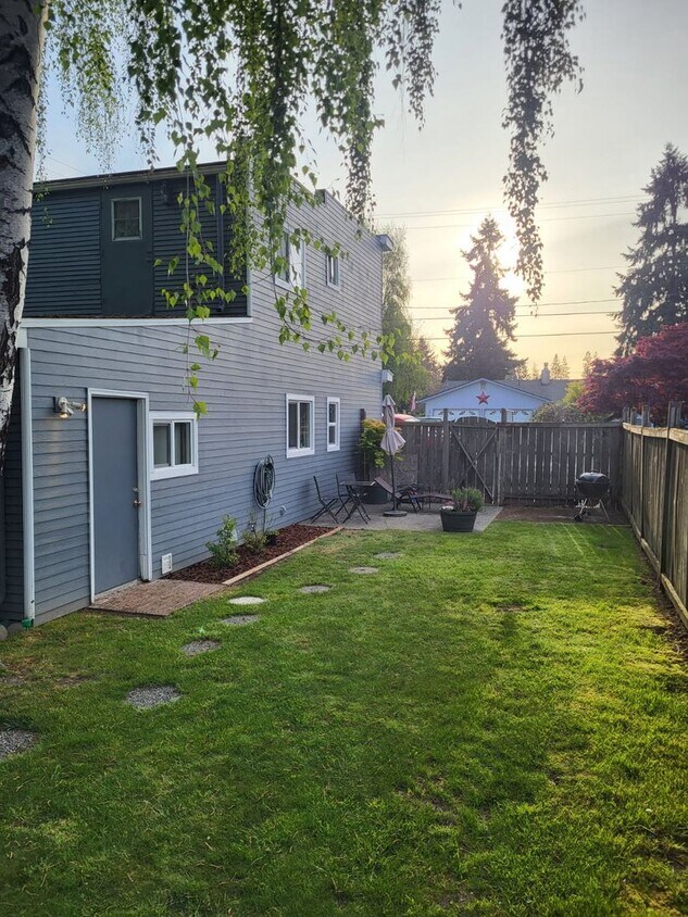 Foto principal - Cozy 2 BD, 1 BA Ground floor Duplex with L...