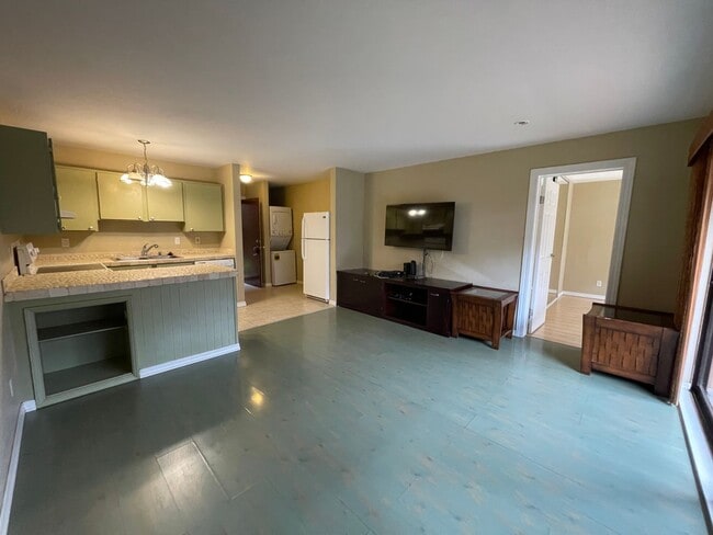 Building Photo - Unfurnished One Bedroom Available Immediately!