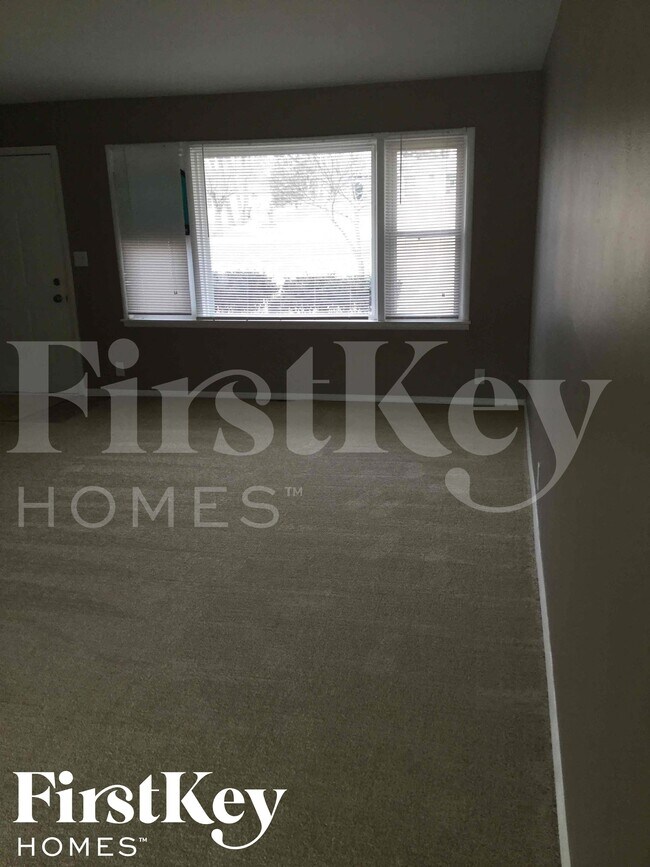 Foto del edificio - 221 N High School Rd