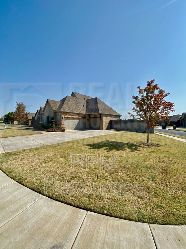 Building Photo - 15200 Daybright Dr